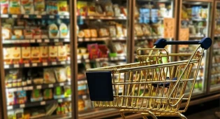 Рост цен ощущается: Султанов и Карашукеев рассказали, как ходят за продуктами