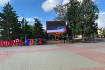 Доска позора: в Рудном на LED-экране показывают горожан, выбрасывающих мусор мимо контейнеров