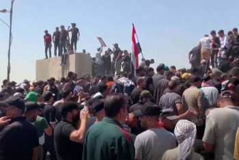 Фотография к новости: Протестующие захватили здание парламента в Багдаде