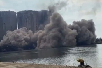 Фотография к новости: В порту Бейрута рухнуло и взорвалось зернохранилище