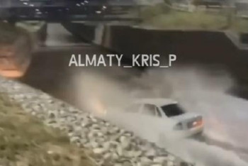 Фотография к новости: Прокатившегося по реке Есентай в Алматы водителя ищет полиция