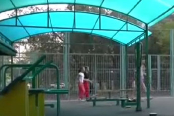 Фотография к новости: Мальчик в Уральске лишился пальцев, качаясь на качелях