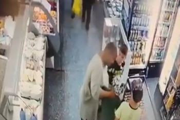 Фотография к новости: Ребёнка чуть не задушил незнакомец в одном из магазинов Усть-Каменогорска