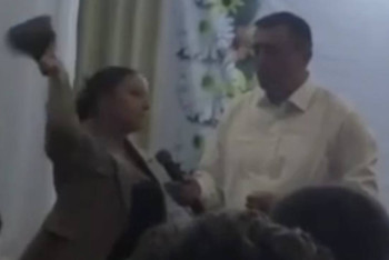 Фотография к новости: Бросившей в мэра ботинок россиянке подарили квартиру