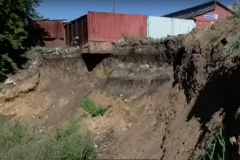 Фотография к новости: "Земля из-под ног уходит" – несколько домов рискуют рухнуть в обрыв в Петропавловске