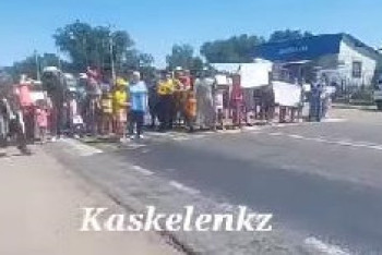 Фотография к новости: "К нам не едут ни скорая, ни такси": жители села в Алматинской области перекрыли трассу