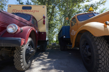 Фотография к новости: От "полуторки" до "Нивы". Астанчанин коллекционирует ретро-автомобили и хочет открыть музей