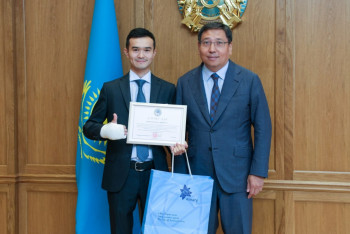 Фотография к новости: Аким Алматы наградил парня, спасшего женщину в автобусе