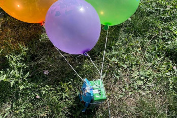 Фотография к новости: Поиск пропавшей девочки: полицейские оставляют еду и воздушные шарики для ребенка