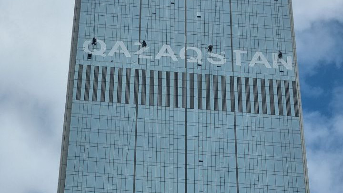 С самой высокой башни страны убирают надпись Qazaqstan