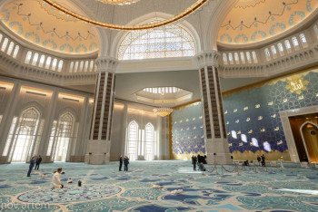 В Нур-Султане открыли одну из крупнейших мечетей мира