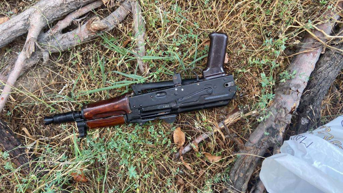 Оружейный схрон на кладбище: полицейские Тараза собирают опасный "урожай"