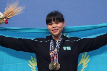 Фотография к новости: Тяжелоатлетка Зульфия Чиншанло взяла "золото" на Исламских играх