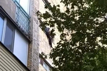 Фотография к новости: Семейная драма: мужчина пытался спрыгнуть с шестого этажа в Караганде