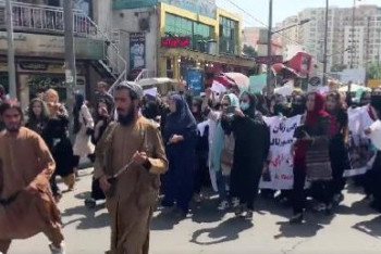 Фотография к новости: Талибы разогнали женский митинг выстрелами из оружия