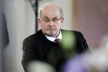 Фотография к новости: Писатель Салман Рушди находится на ИВЛ после покушения