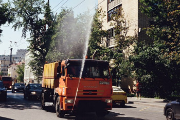 Фотография к новости: В Москве из-за жары коммунальщики поливают людей и дороги
