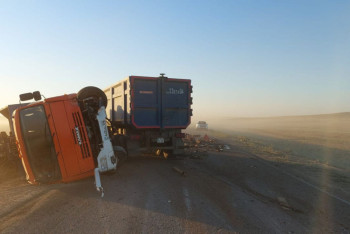 Фотография к новости: КамАЗ раздавил легковой автомобиль - жуткое ДТП произошло в Актюбинской области