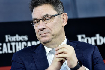 Фотография к новости: Глава Pfizer заболел коронавирусом после четырёх вакцинаций