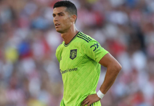 Фотография к новости: Криштиану Роналду избежал наказания за разбитый телефон болельщика с аутизмом