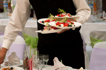 Работники ресторанов живут от зарплаты до зарплаты — глава Ассоциации общественного питания