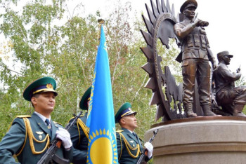 Фотография к новости: В Нур-Султане открыли памятник "Пограничникам всех поколений"