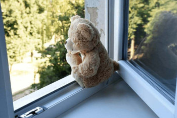 Фотография к новости: Двухлетний ребёнок выпал из окна многоэтажки и остался жив