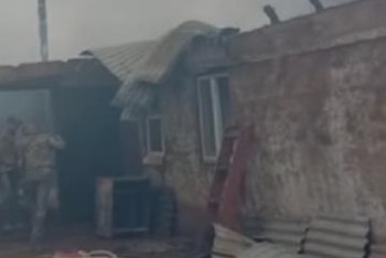 Фотография к новости: Восемь часов тушили пожар в селе ЗКО спасатели и жители