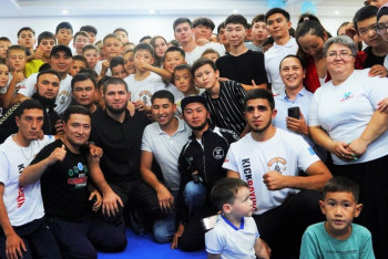 Фотография к новости: Хабиб Нурмагомедов принял участие в открытии дворового клуба в Нур-Султане