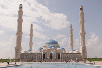 Фотография к новости: Видео танцующей в главной мечети Нур-Султана девушки прокомментировал департамент полиции