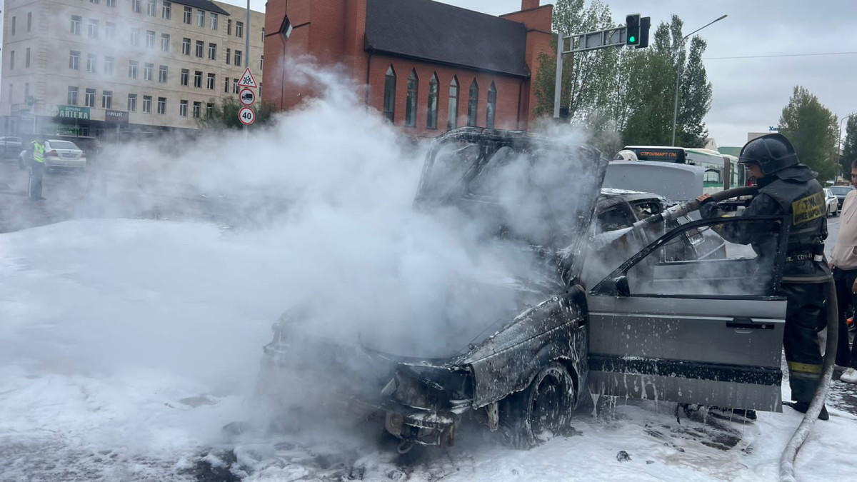 Автомобиль загорелся на юго-востоке Нур-Султана