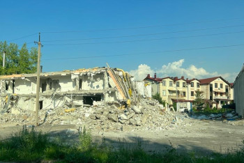 Жители микрорайона в Алматы три года не могут вернуть захваченную у них землю