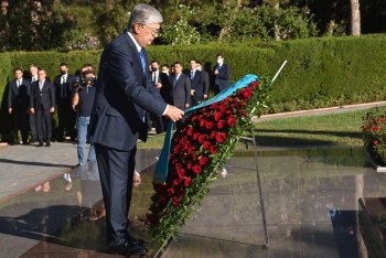 Фотография к новости: Токаев возложил венок к могиле Гейдара Алиева