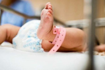 Фотография к новости: Новорожденного спасли полицейские из уличного туалета в Алматы