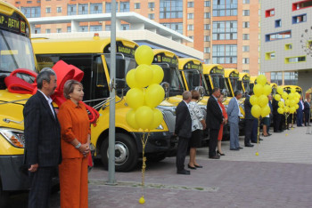 Фотография к новости: Ключи от 15 новых автобусов вручили акмолинским школам