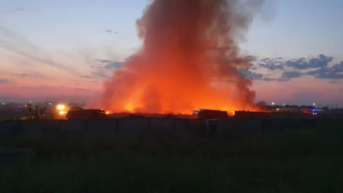 Несколько часов тушат мусорный полигон в Уральске