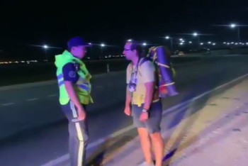 Фотография к новости: Идущего пешком из Беларуси к морю туриста спас полицейский в Мангистауской области