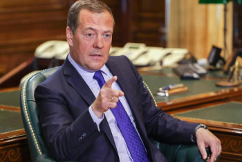 Фотография к новости: Медведев призвал Европу быстрее запретить выдачу виз россиянам