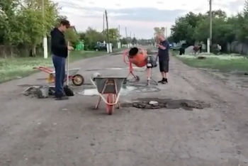 Сельчане устали ждать ремонта улиц и делают его своими силами в СКО