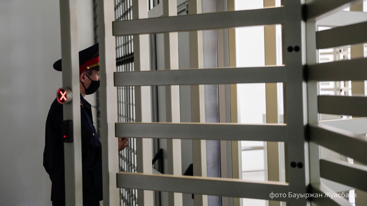 Главу предприятия из структуры МВД задержали в СКО при получении взятки