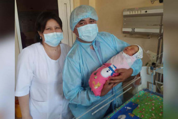 Фотография к новости: Полицейские навестили в больнице Алматы младенца, которого спасли из уличного туалета