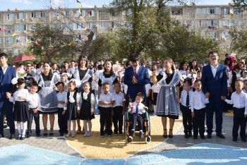 Фотография к новости: Сразу восемь пар близнецов пошли в первый класс одной школы в Актау