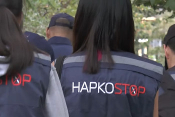 Фотография к новости: Глава полиции Алматы вышел в город и закрасил рекламу наркотиков