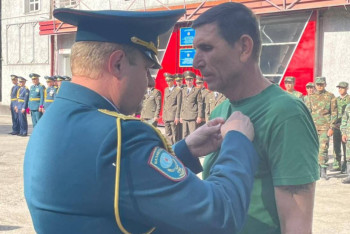 Фотография к новости: Героя, спасшего сразу троих тонущих девушек, наградили в Алматинской области