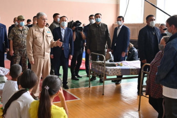 Фотография к новости: Президент встретился с пострадавшими от лесных пожаров в Костанайской области