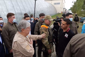 Фотография к новости: Я разберусь: Токаев отодвинул охранника, мешавшего общаться с жителями Костанайской области