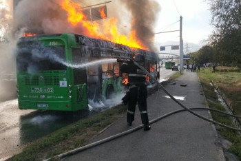 Пассажирский автобус загорелся во время движения в Алматы