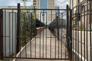 Фотография к новости: Лезут через забор: ученики столичной школы вынуждены выбирать нестандартный путь к знаниям