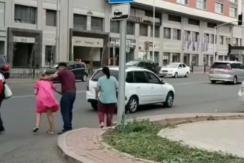 Фотография к новости: Избиение девушки попало на видео в Нур-Султане