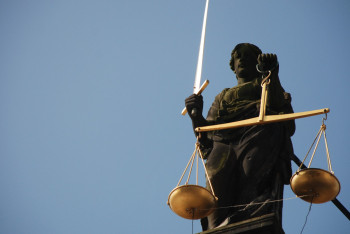 Фотография к новости: За неуважение к Конституционному суду будут штрафовать и арестовывать